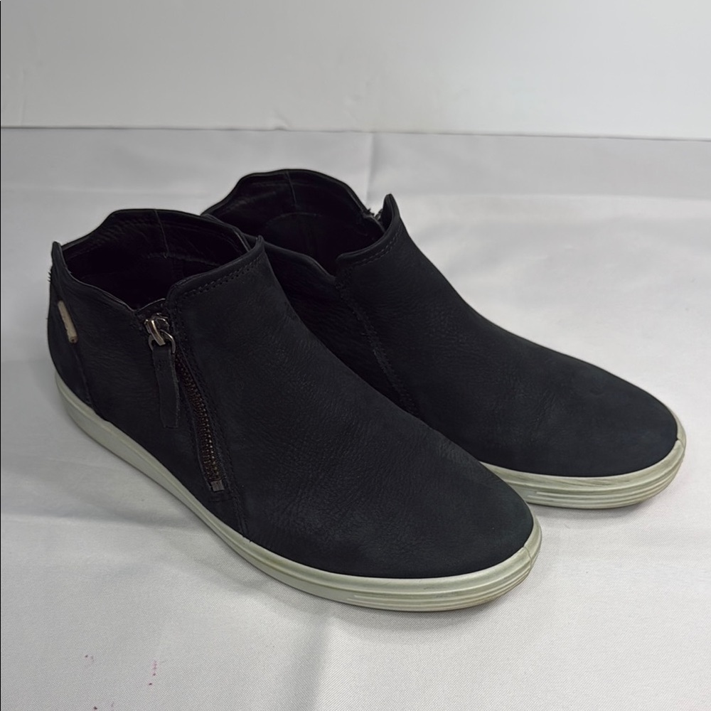 Ecco Black Chukka Boots with Sleek Design
